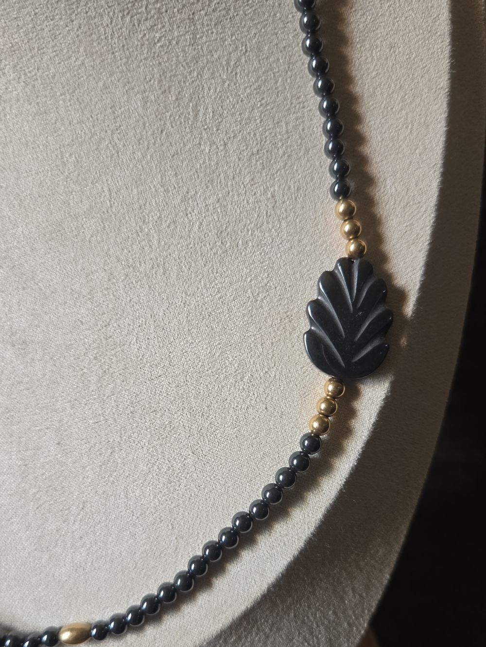 Vintage Hematite and Gold Tone Leaf Beaded Necklace 💫 - Picture 3 of 4